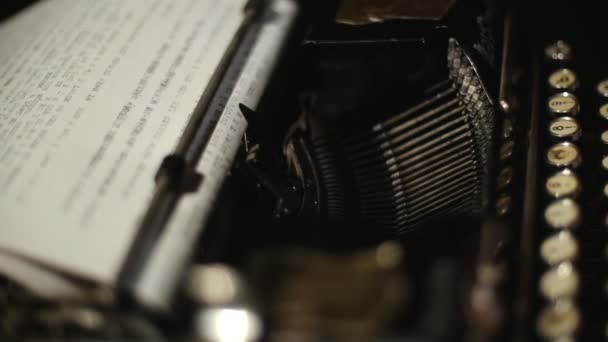 druk van tekst op een typemachine uit het verleden, schrijver - Video