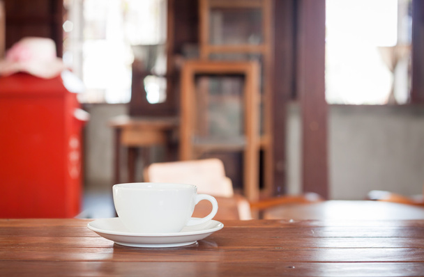 Чашка белого кофе на деревянном столе
 - Фото, изображение