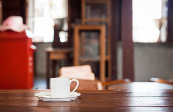 Taza de café blanco en mesa de madera
 - Foto, imagen