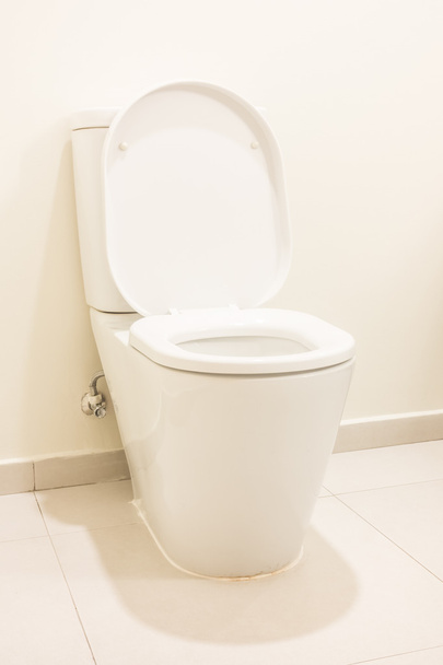 bílá toaletní sedačka v koupelně - Fotografie, Obrázek