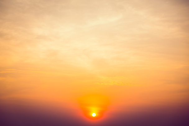 Schöner Sonnenuntergang am Himmel - Foto, Bild