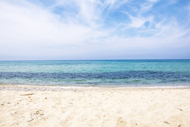 Όμορφη αμμώδη παραλία, στην ηλιόλουστη καιρικές συνθήκες στην Σαρδηνία. - Φωτογραφία, εικόνα
