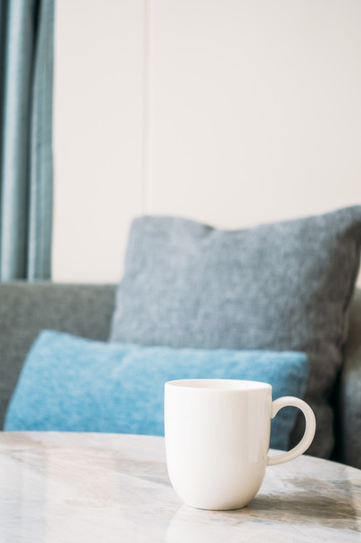 Taş masada beyaz kahve fincanı - Fotoğraf, Görsel