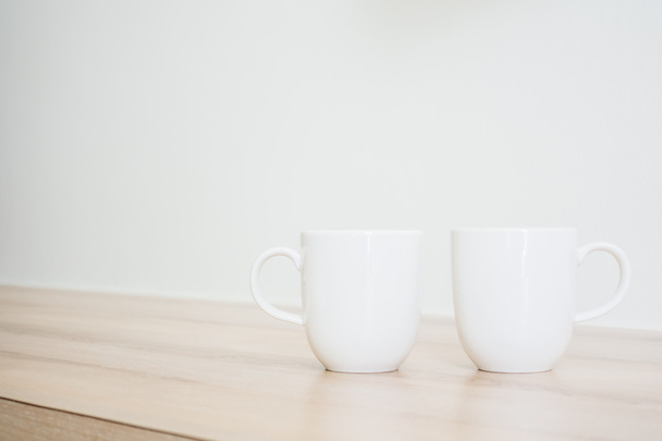 Λευκό φλιτζάνι καφέ στο τραπέζι - Φωτογραφία, εικόνα