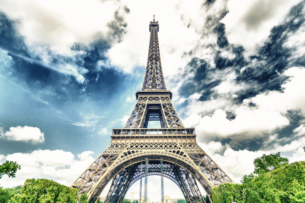 Taustalla pilvinen Eiffel-torni, Pariisi, Ranska
 - Valokuva, kuva