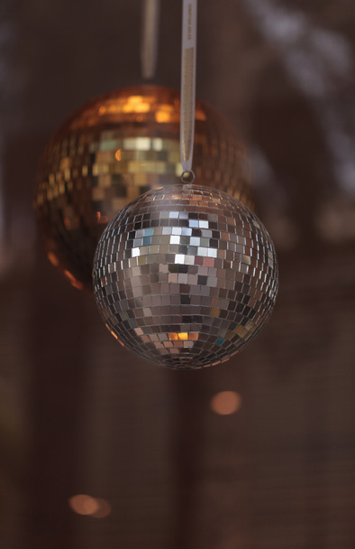 Zilveren en gouden disco ballen - Foto, afbeelding