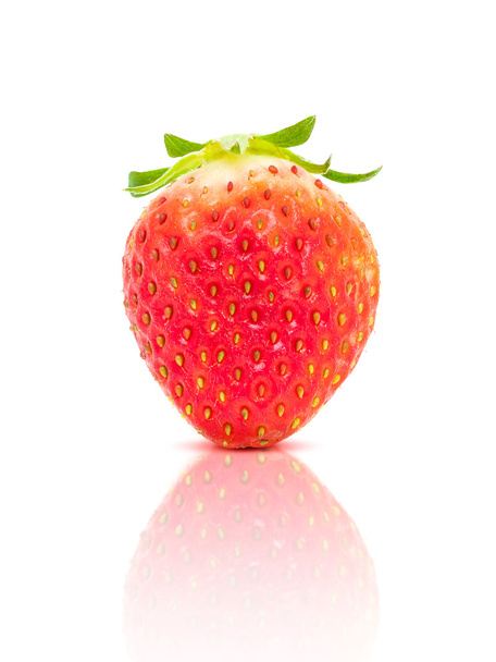 Erdbeerfrucht isoliert auf weißem Hintergrund - Foto, Bild
