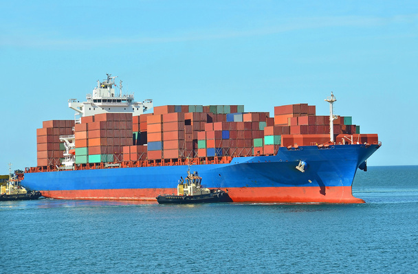 Склад контейнеров на грузовом судне
 - Фото, изображение