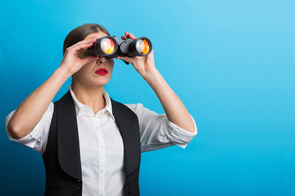 Mujer de negocios con prismáticos
 - Foto, Imagen