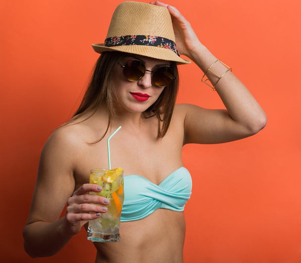 Γυναίκα στο μπικίνι με ένα κρύο ποτό - Φωτογραφία, εικόνα