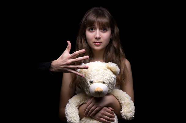 Strašný dospívající dívka s hračkou - Fotografie, Obrázek