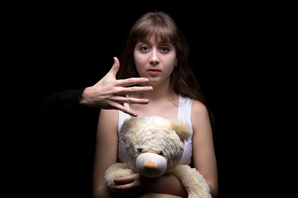Oyuncak ayı ile genç kız korkuyor - Fotoğraf, Görsel