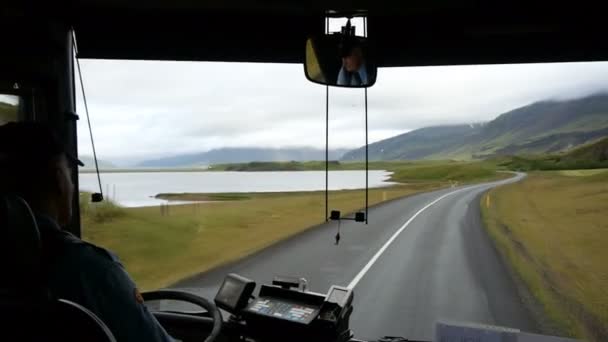 Ο δρόμος κατά μήκος της νότιας ακτής. Θέα από το λεωφορείο. Ισλανδία. - Πλάνα, βίντεο