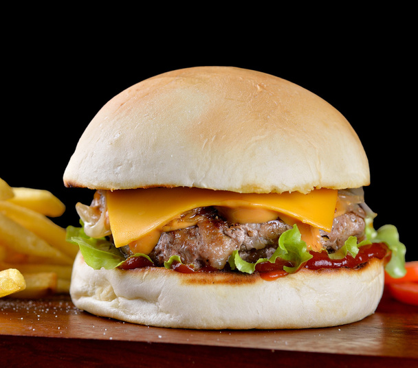 Nezdravé jídlo chutné maso hamburger na dřevěný stůl - Fotografie, Obrázek