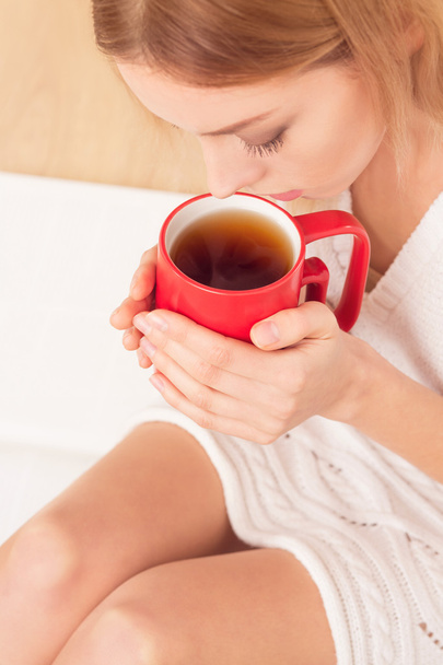 Lady with a cup of tea indoors - Fotoğraf, Görsel