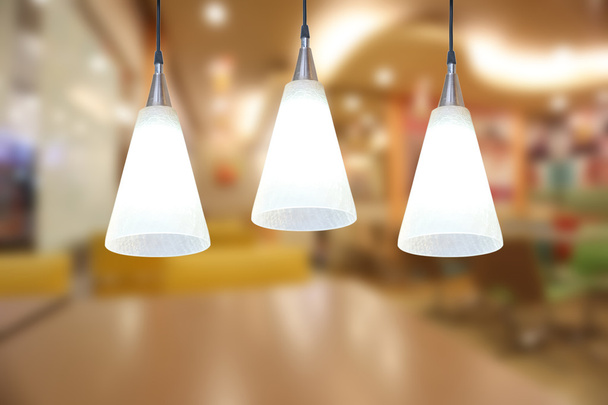 Тепле освітлення сучасні стельові світильники в кафе
. - Фото, зображення