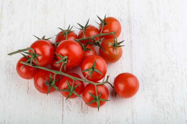 Cherry tomatoes on the branch - Foto, Bild