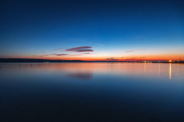 湖の上の夕日 - 写真・画像
