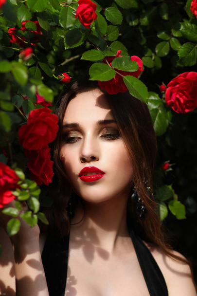 Portrait de belle jeune femme dans la roseraie, printemps ti
 - Photo, image