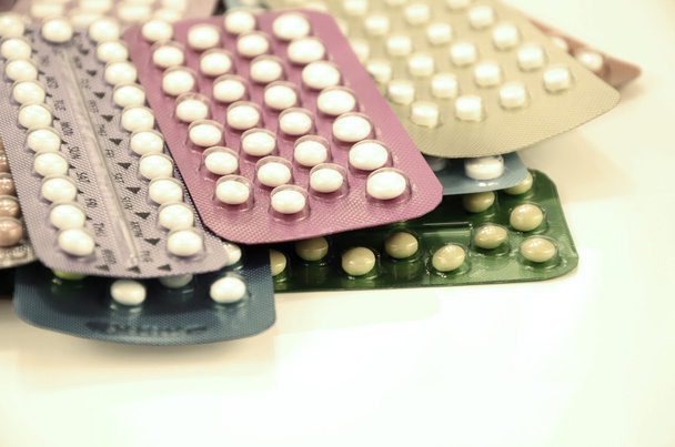 Tiras coloridas de píldora anticonceptiva oral
. - Foto, Imagen
