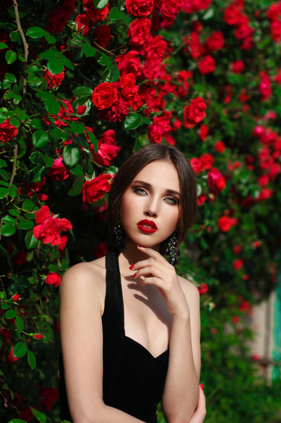 Portrait of  beautiful young woman in the rose garden, spring ti - Valokuva, kuva
