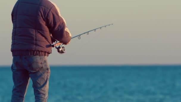 Hombre pescando en la playa
 - Metraje, vídeo