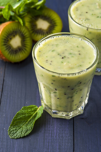 Fresh smoothie with kiwi, banana and mint leaves - Foto, afbeelding