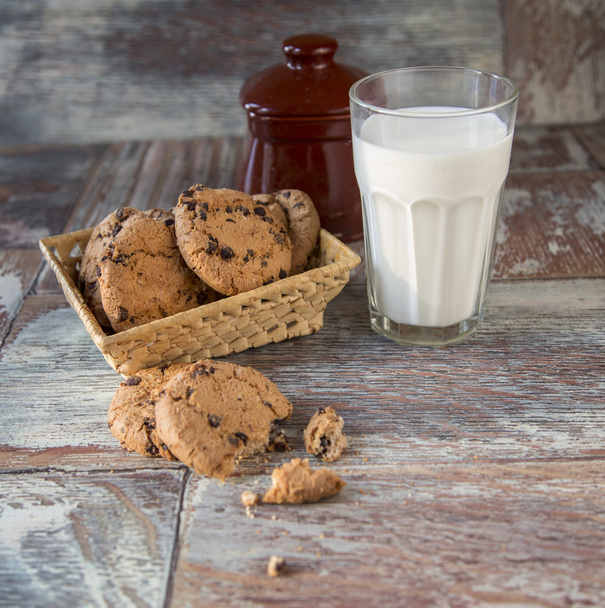 Смачне печиво і склянка молока на сільському дерев'яному фоні
 - Фото, зображення