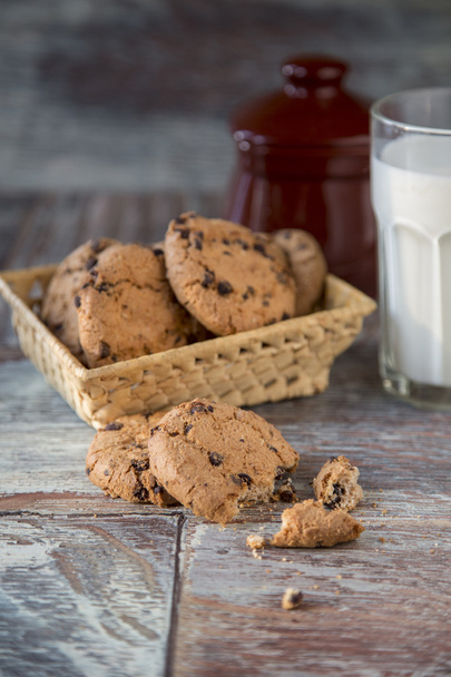 Νόστιμο cookies και ποτήρι γάλα σε ρουστίκ ξύλινα φόντο - Φωτογραφία, εικόνα