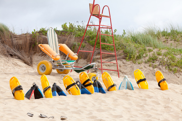 Életmentő szék és berendezések a strandon - Fotó, kép
