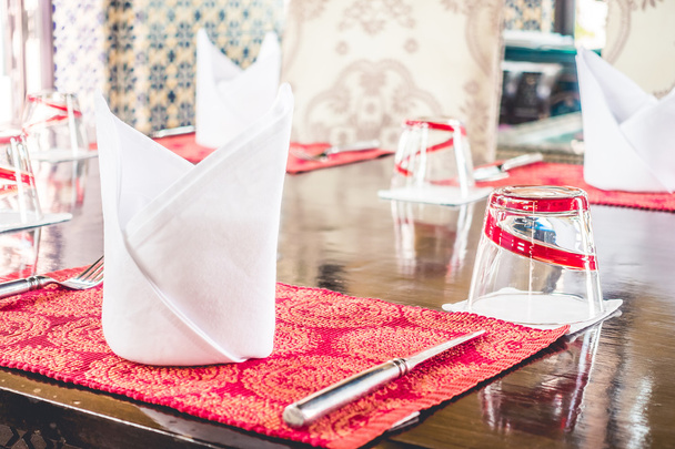 Tisch zum Abendessen im marokkanischen Stil gedeckt - Foto, Bild