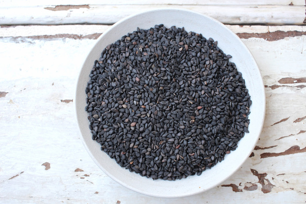 семена черного и белого кунжута - Фото, изображение