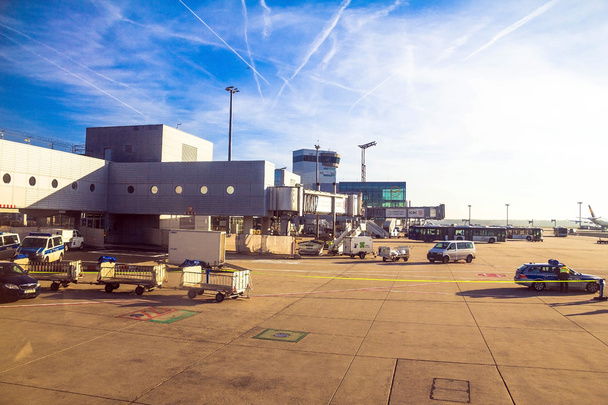 Internationaler Flughafen Frankfurt, der verkehrsreichste Flughafen Deutschlands vor blauem Winterhimmel - Foto, Bild