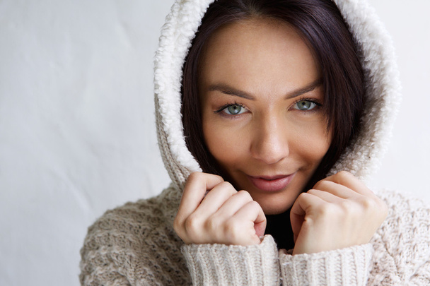 Jonge vrouw met witte gebreide trui - Foto, afbeelding