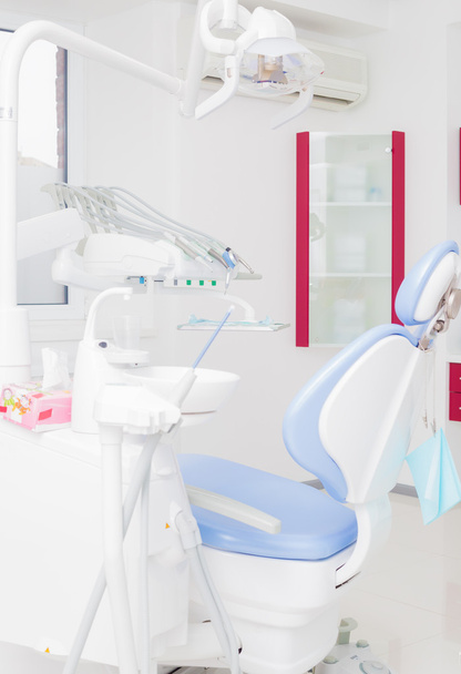 Zahnarztpraxis mit blauem Zahnarztstuhl - Foto, Bild