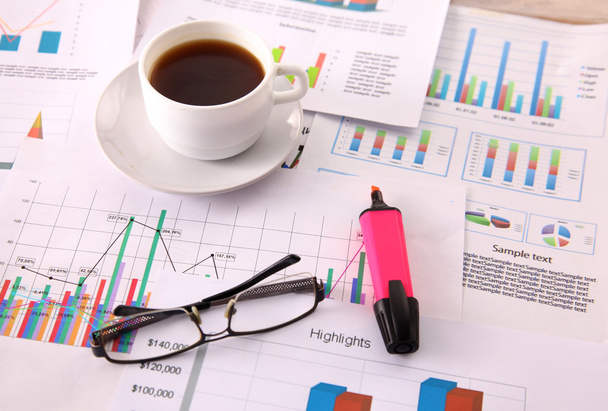 財政およびビジネスのカラー ・ チャートおよびグラフ テーブルの上 - 写真・画像