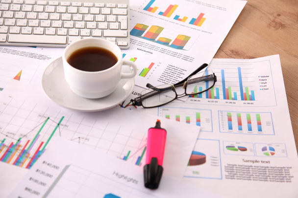 Finanz- und Geschäftsfarbdiagramme und Diagramme auf dem Tisch - Foto, Bild