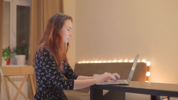 mladá žena, pracující v notebooku doma - Záběry, video