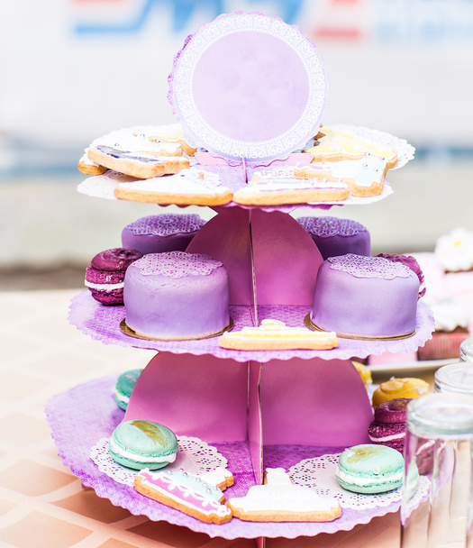 Table à dessert délicieuse et savoureuse avec cupcakes
 - Photo, image