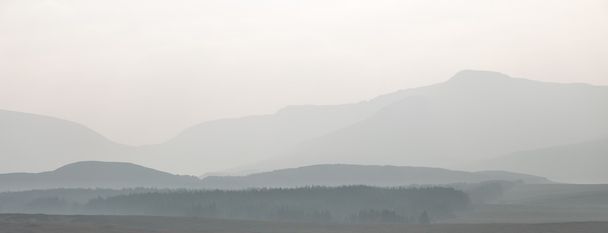 Paysage montagneux brumeux en couches
 - Photo, image