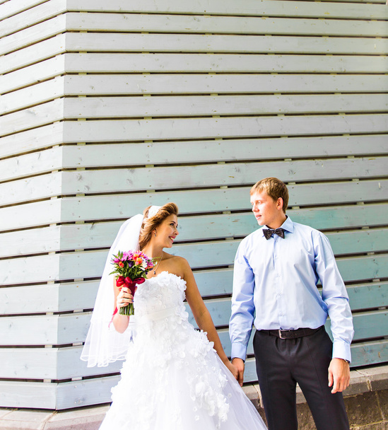 Mariée et marié tenant la main à l'extérieur
 - Photo, image