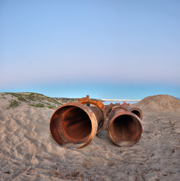 Дренажні труби, що лежать на піску для складання
 - Фото, зображення