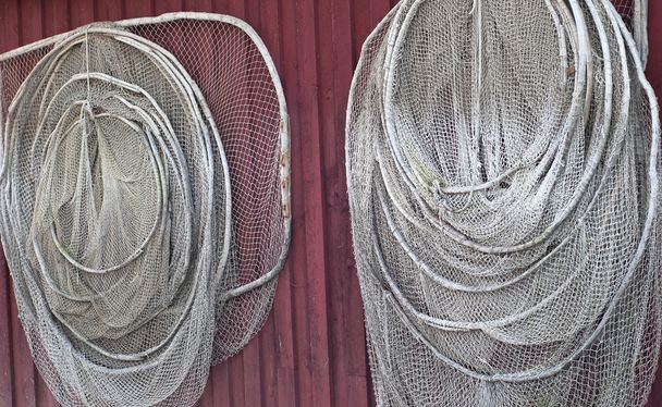 zwei Fischernetze an der Wand - Foto, Bild