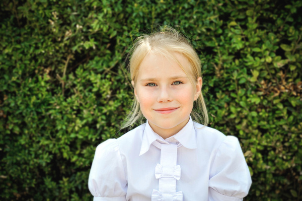 Outdoor Portret van schattig klein meisje - Foto, afbeelding