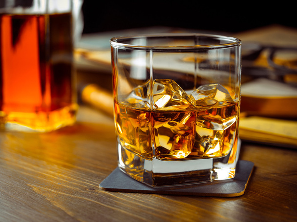 Whiskey on the rocks and scholar books - Foto, Imagen