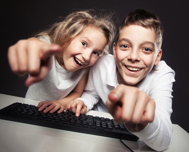 Child looking at a computer - Foto, Bild