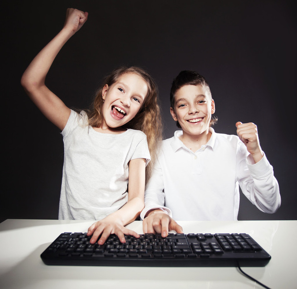 Children looking at a computer - Foto, Bild