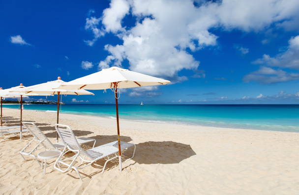καρέκλες και ομπρέλες στην τροπική παραλία - Φωτογραφία, εικόνα