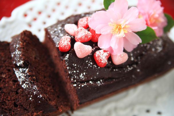Κέικ σοκολάτας με καραμέλα καρδιές και λουλούδια - Φωτογραφία, εικόνα