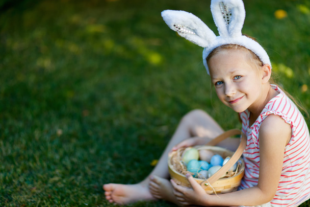 Pieni tyttö pääsiäismunia
 - Valokuva, kuva
